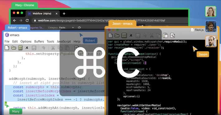 異なるユーザーが 3 つの画面を共有し、そのうちの 1 人があるウィンドウから別のウィンドウにコードスニペットをコピーしている様子